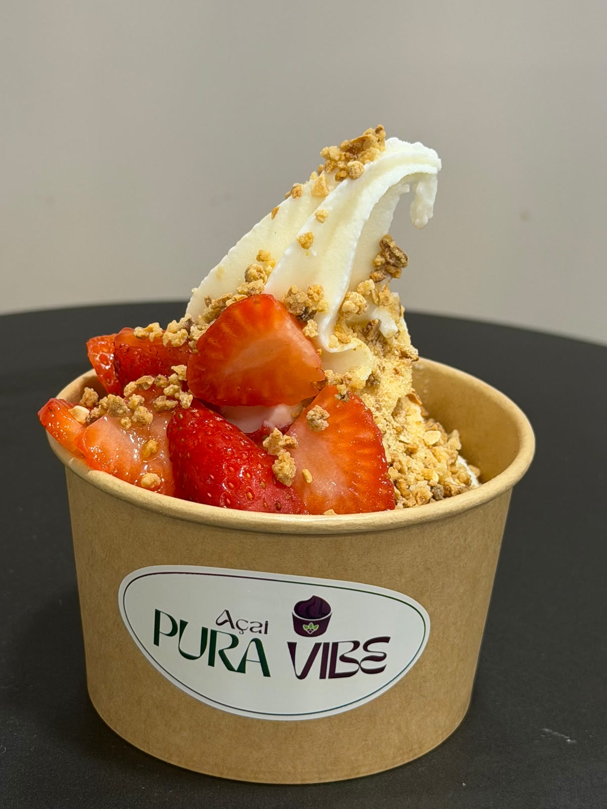 Cono Vibe de yogur griego con fresa y granola