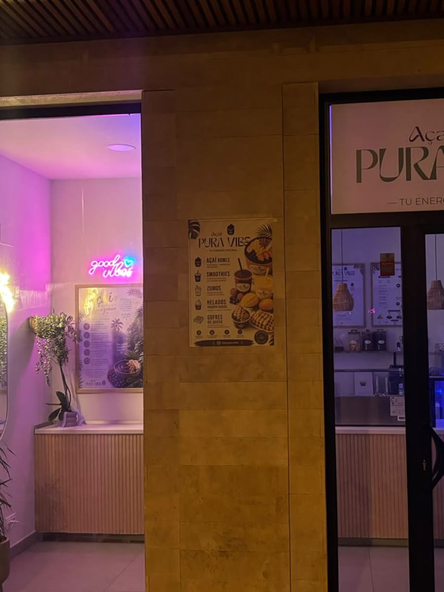 El interior del local con la luz violeta y el mostrador al fondo