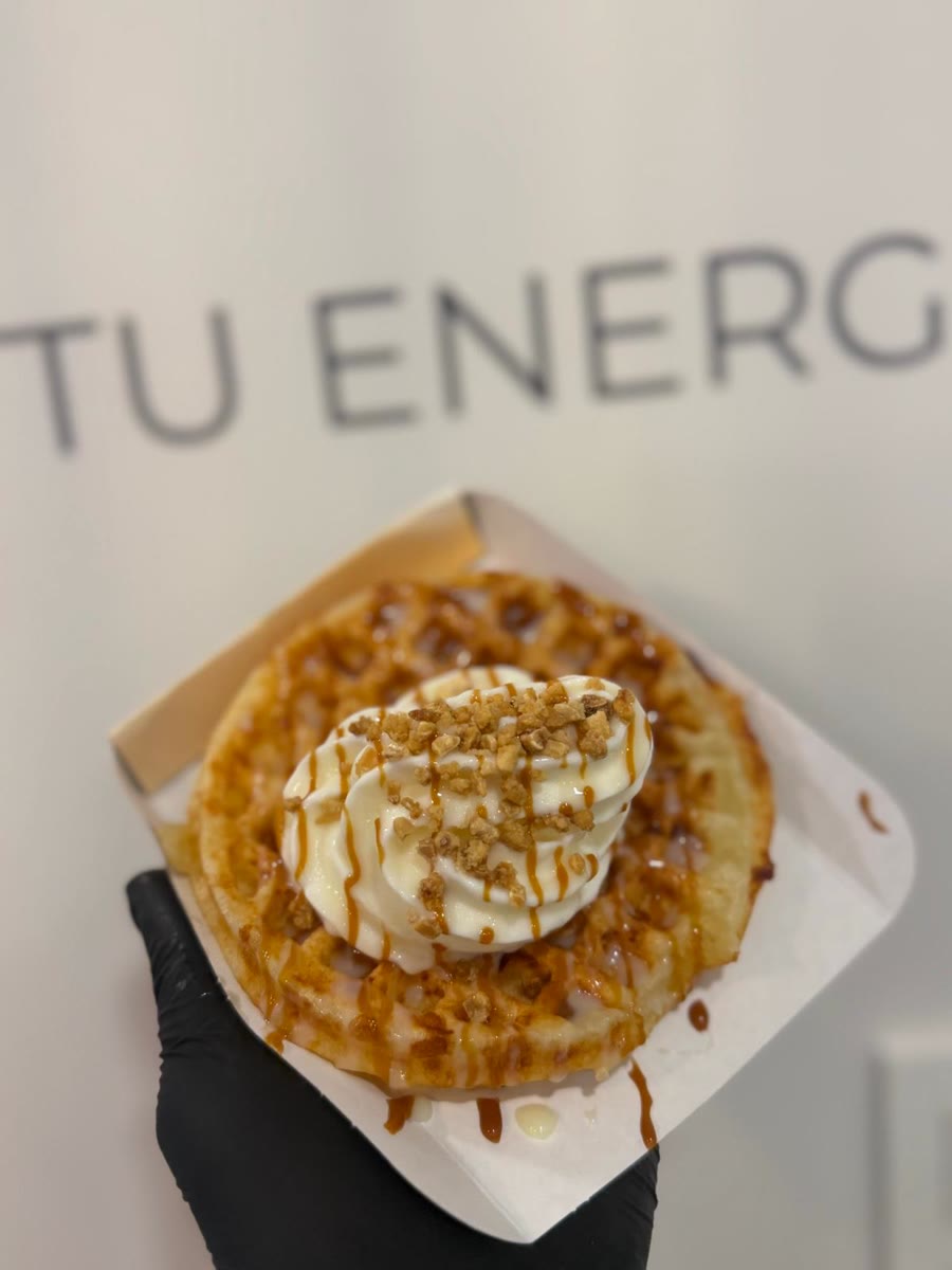 Gofre de queso con crema, granola y caramelo, recién servido
